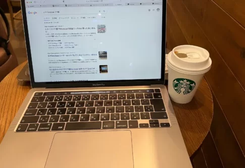 パソコンとコーヒー